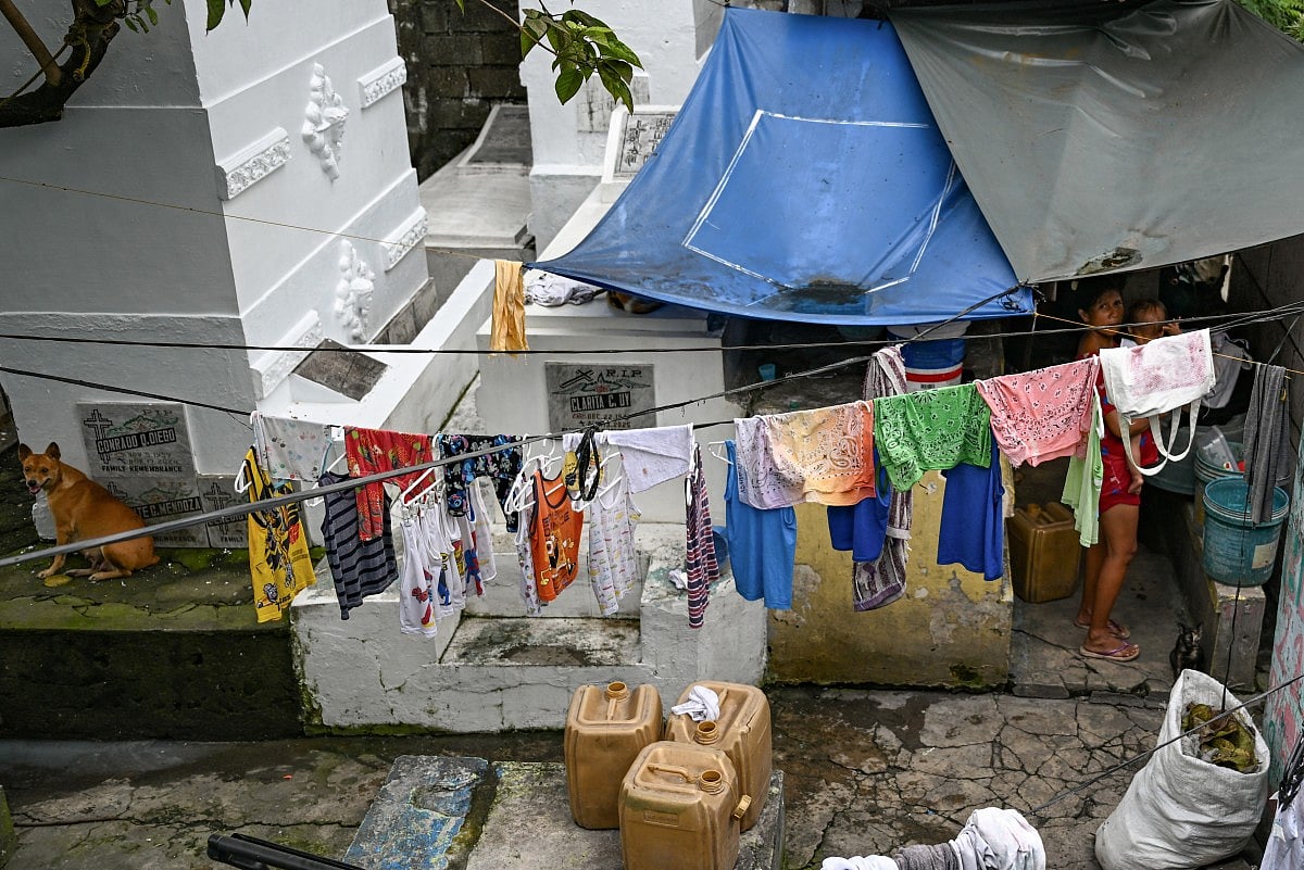 Câu chuyện của 6.000 người sống giữa nghĩa trang: Người chết và người sống cùng "cộng sinh" như thế nào? - Ảnh 8