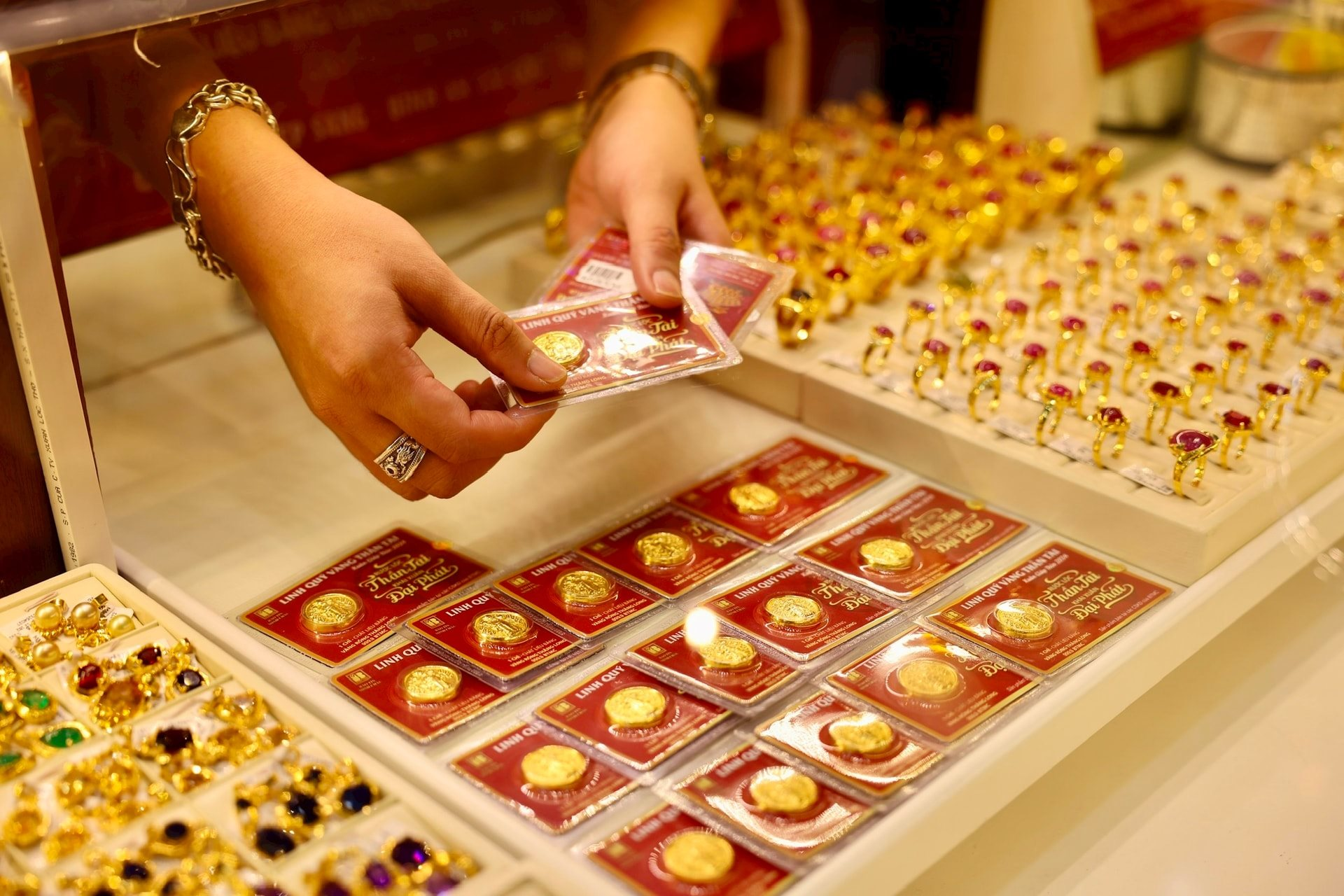 Sáng 10/2: Giá vàng SJC, vàng nhẫn trơn cùng đi lên - Ảnh 1