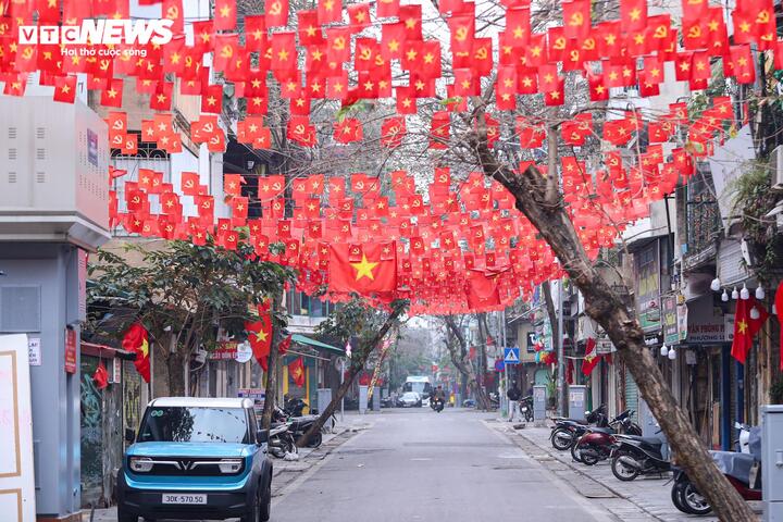 Cảnh vắng lặng hiếm thấy của đường phố Hà Nội, TP.HCM sáng mùng 1 Tết - Ảnh 14