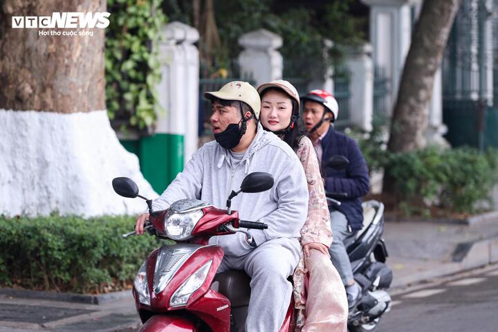 Cảnh vắng lặng hiếm thấy của đường phố Hà Nội, TP.HCM sáng mùng 1 Tết - Ảnh 16