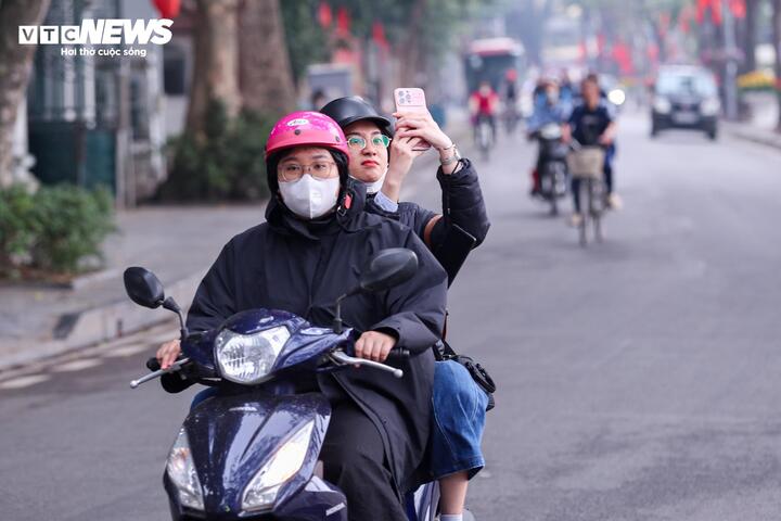 Cảnh vắng lặng hiếm thấy của đường phố Hà Nội, TP.HCM sáng mùng 1 Tết - Ảnh 17