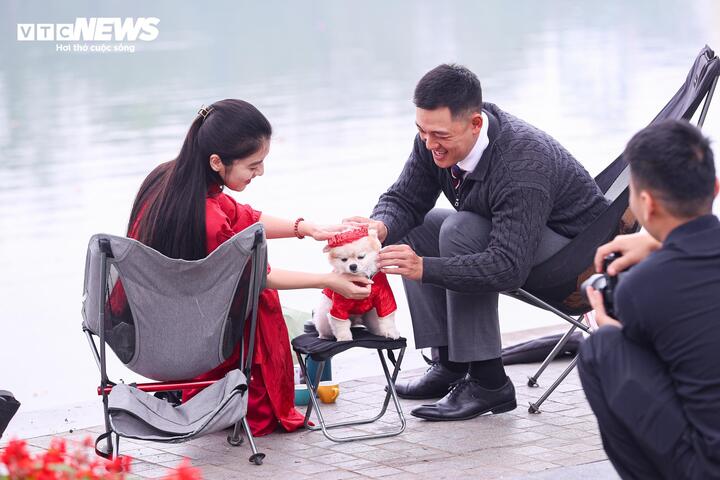 Cảnh vắng lặng hiếm thấy của đường phố Hà Nội, TP.HCM sáng mùng 1 Tết - Ảnh 19