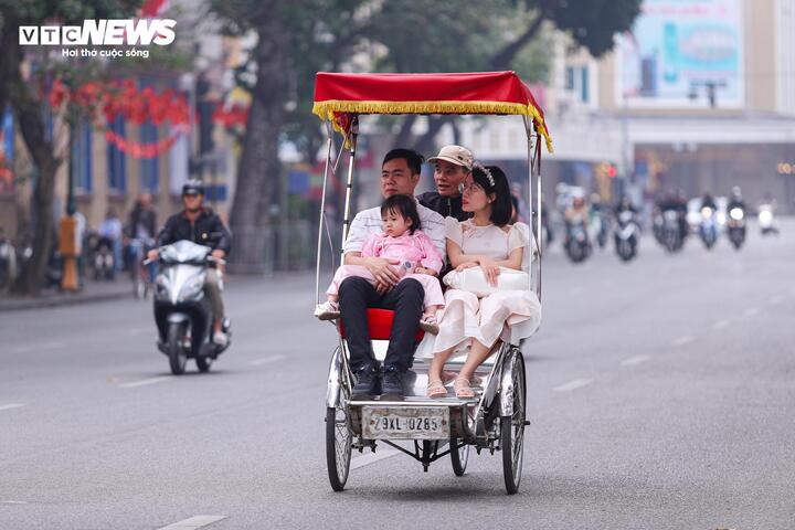 Cảnh vắng lặng hiếm thấy của đường phố Hà Nội, TP.HCM sáng mùng 1 Tết - Ảnh 18