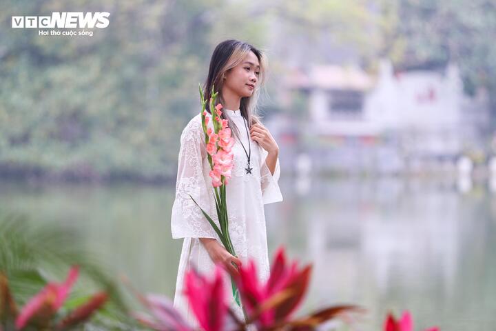 Cảnh vắng lặng hiếm thấy của đường phố Hà Nội, TP.HCM sáng mùng 1 Tết - Ảnh 20