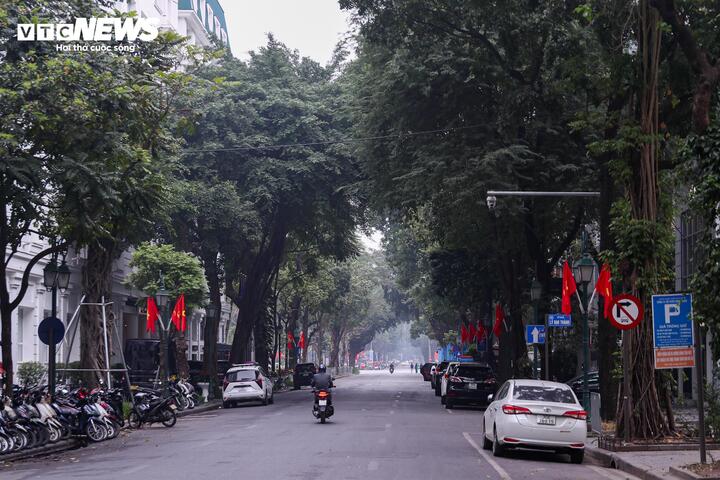 Cảnh vắng lặng hiếm thấy của đường phố Hà Nội, TP.HCM sáng mùng 1 Tết - Ảnh 15