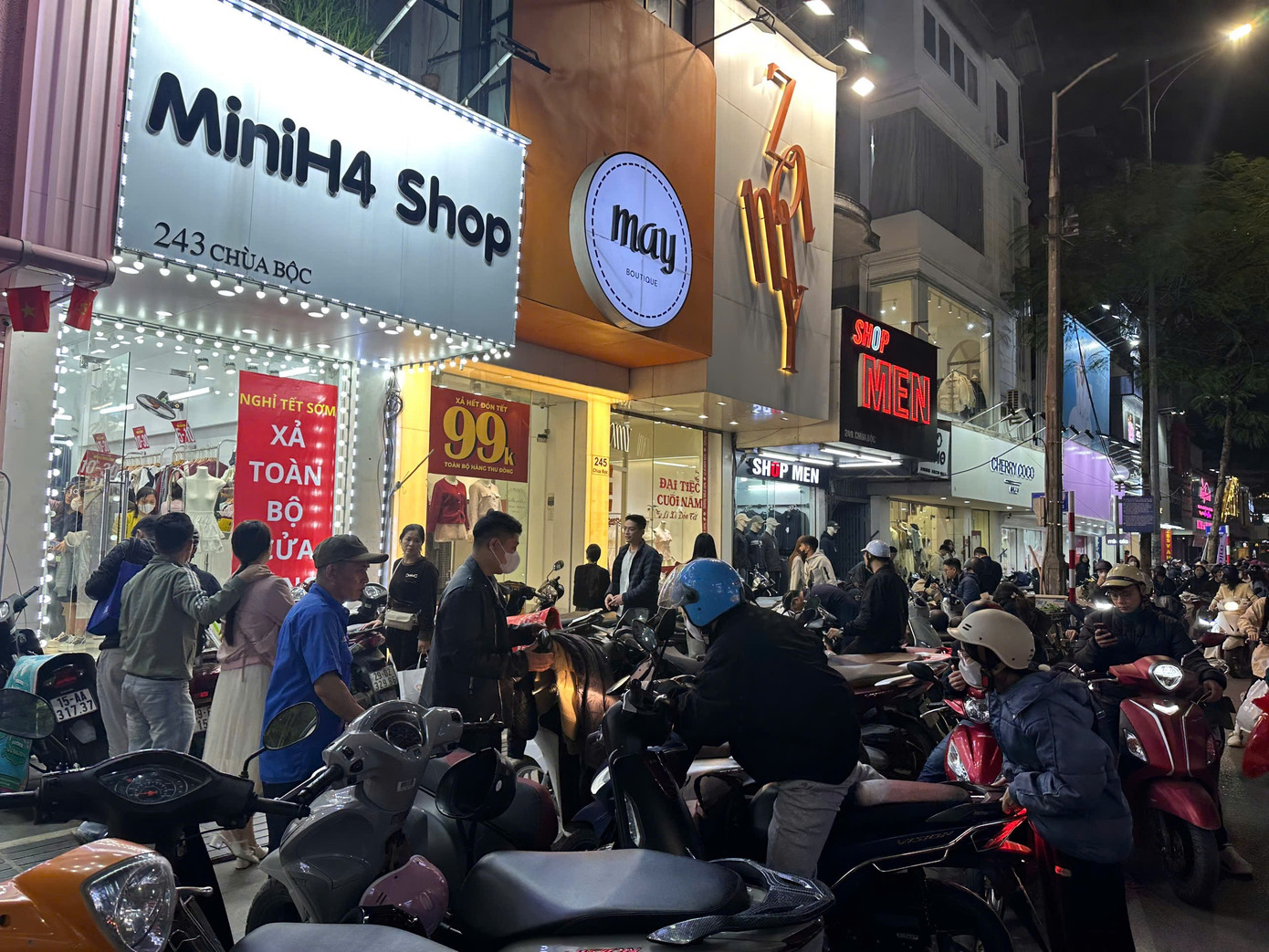 Người dân ào ào sắm Tết, siêu thị kín khách đến khuya - Ảnh 8