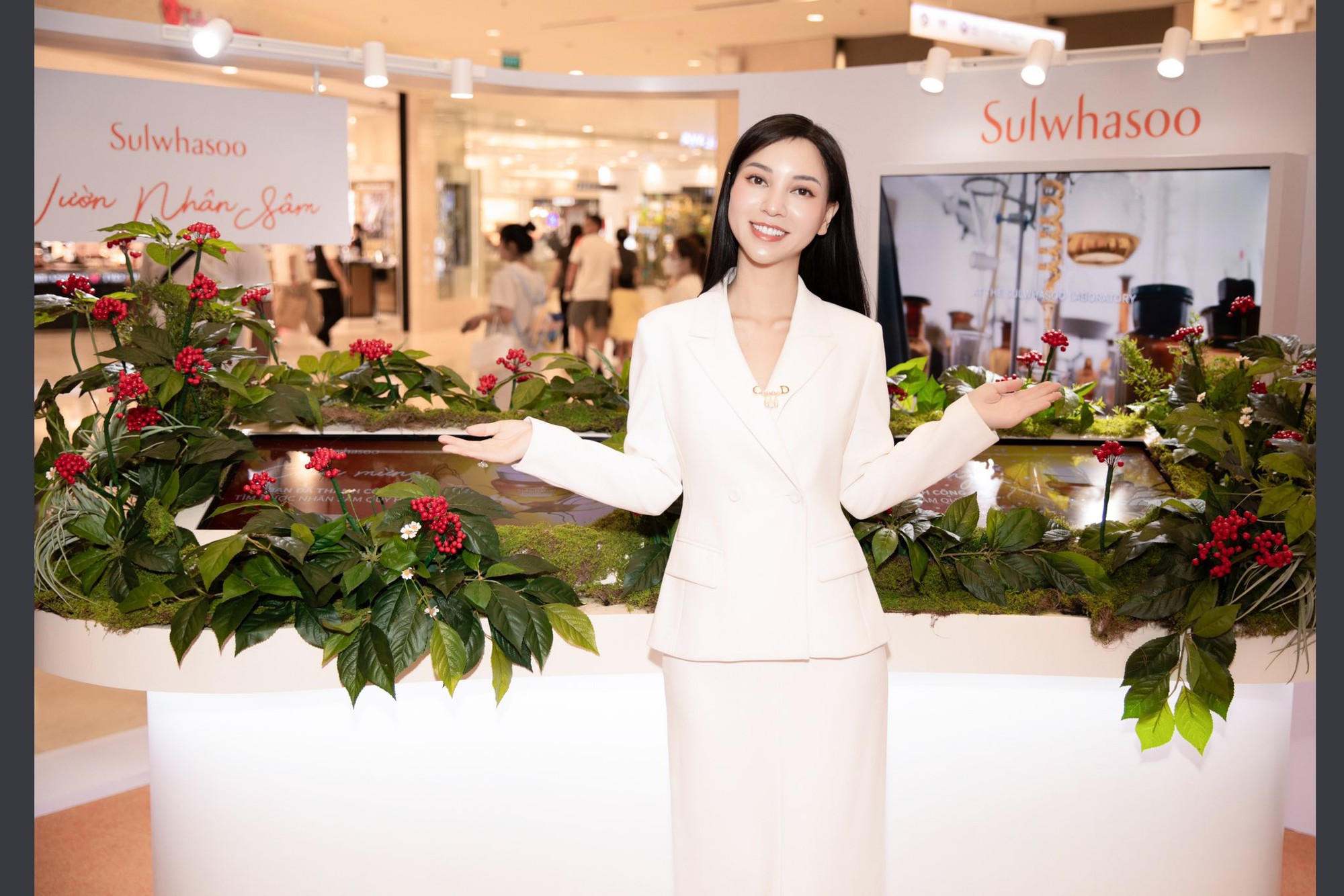 Những "cỗ máy in tiền" của phú bà Hannah Olala: Trải dài từ mỹ phẩm, spa đến truyền thông mạng xã hội - Ảnh 2