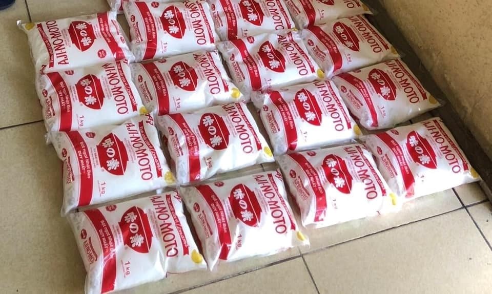 Đột kích một cơ sở, công an tỉnh Hưng Yên triệt phá đường dây sản xuất mì chính giả, tịch thu hơn 1 tấn sản phẩm nhãn hiệu Ajinomoto - Ảnh 1