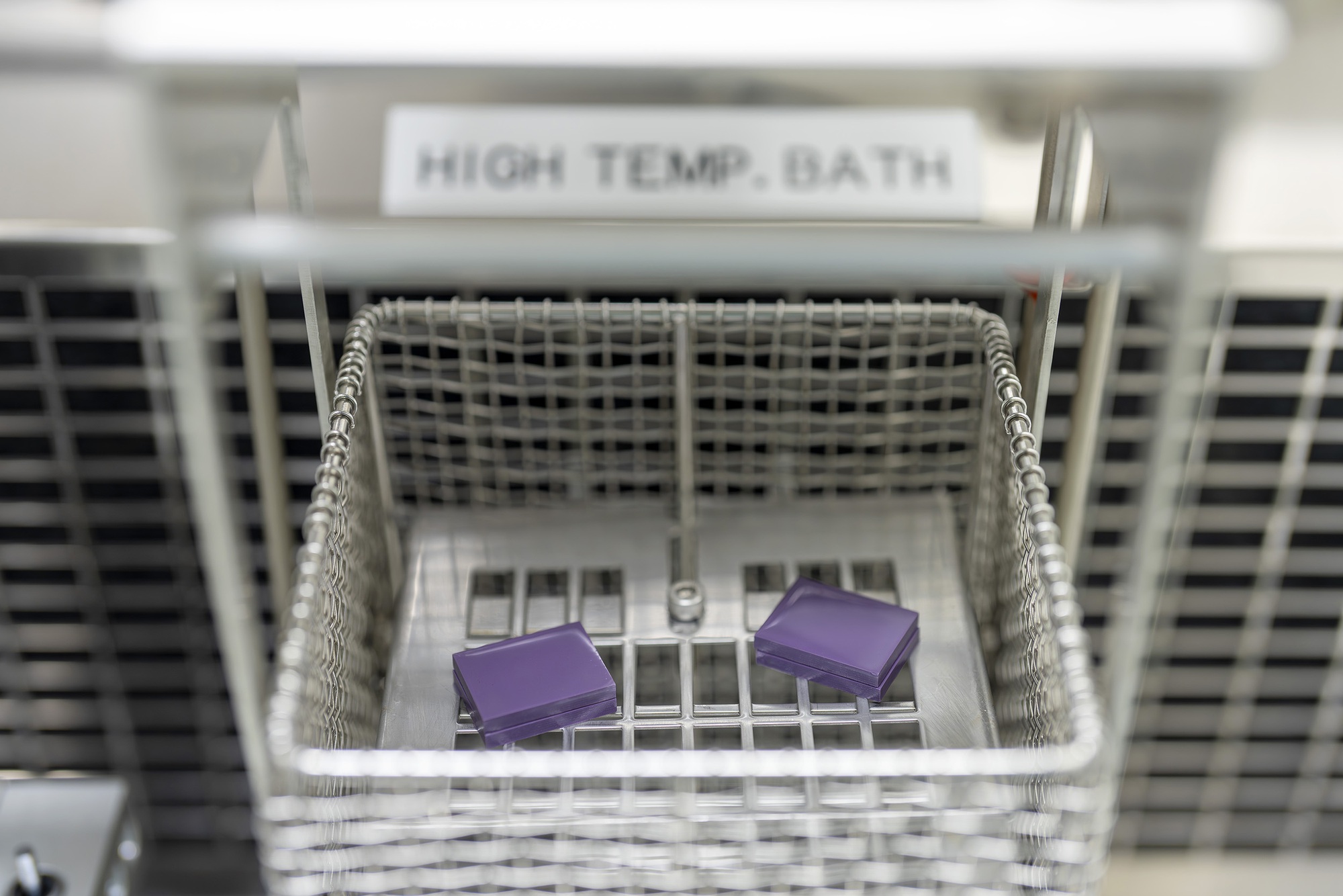 Lần đầu ghé “phòng thí nghiệm độ bền” iPhone tại Singapore: Tận mắt thấy Apple nhúng nước sôi, quăng quật sản phẩm! - Ảnh 3