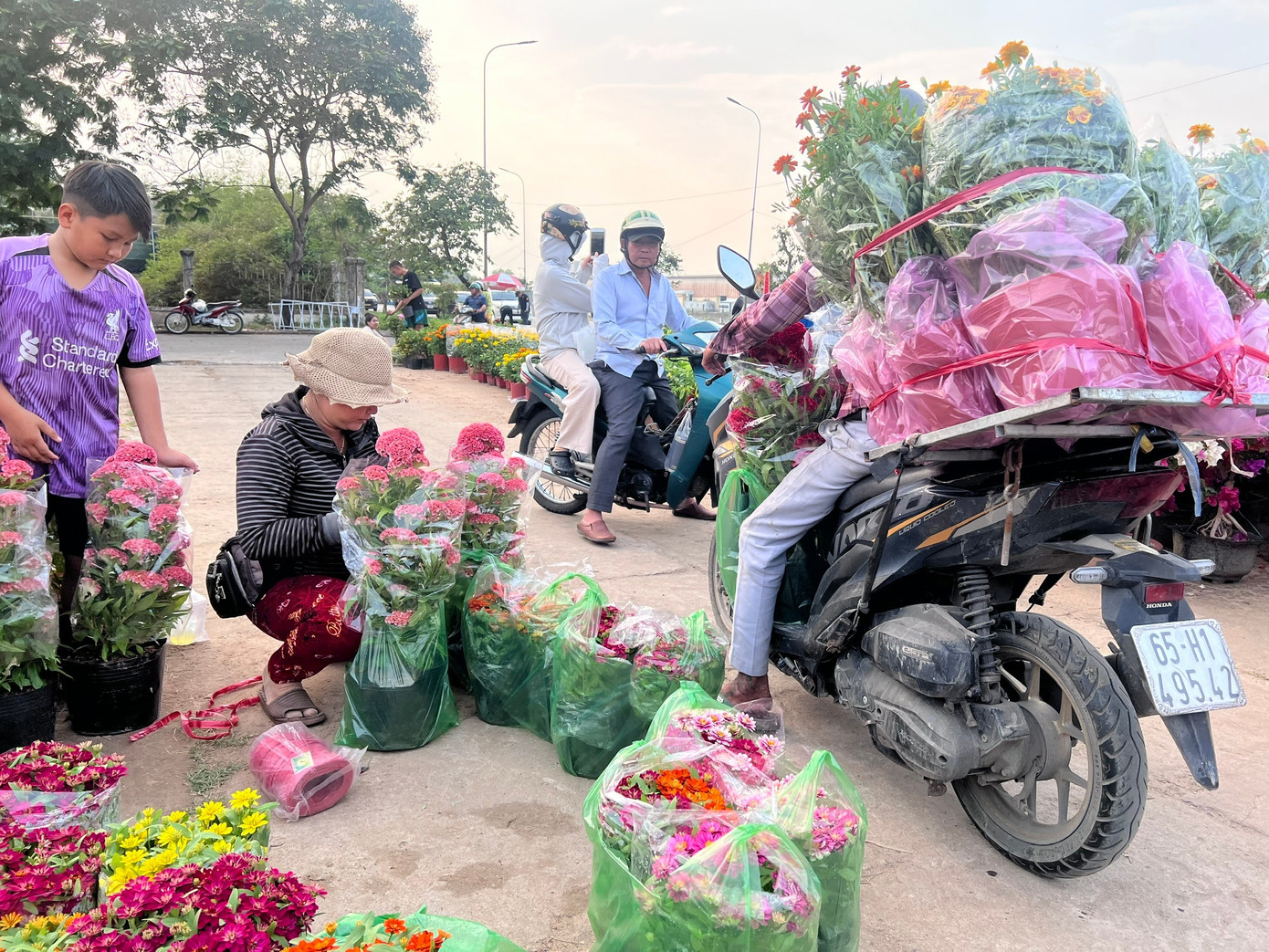 Giá rẻ khó tin: Hoa Tết chỉ 20.000 đồng/chậu ở TPHCM - Ảnh 21