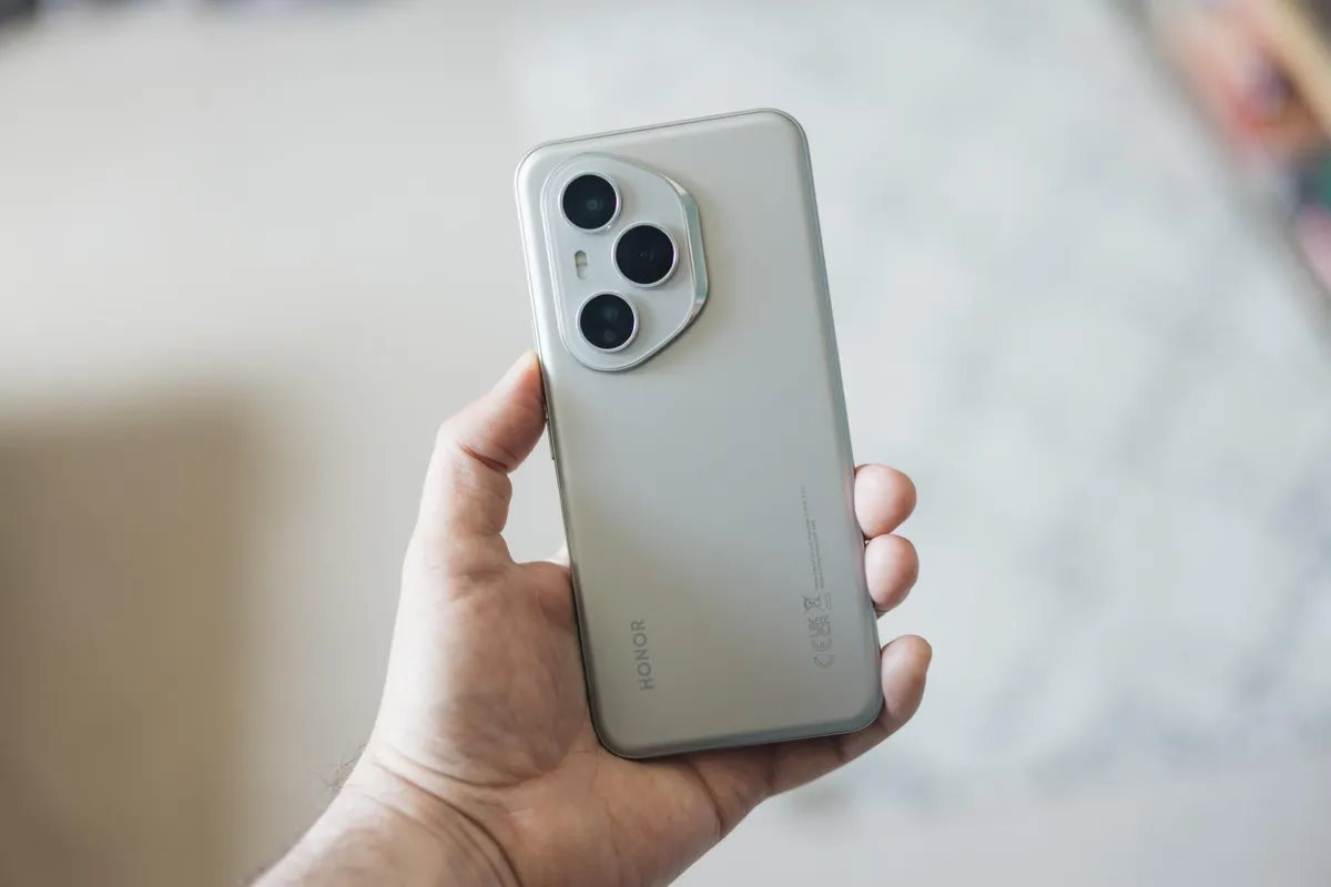 Vượt cả Apple, Samsung, hãng điện thoại Trung Quốc "ít tiếng tăm" bất ngờ lên số 1 thế giới: Người Việt quen mặt - Ảnh 1