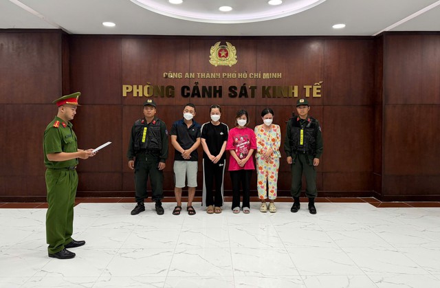 Các tổ công tác đồng loạt khám xét nhiều kho hàng, bắt giữ bà chủ Lê Thị Kim Tuyến và 3 người - Ảnh 1