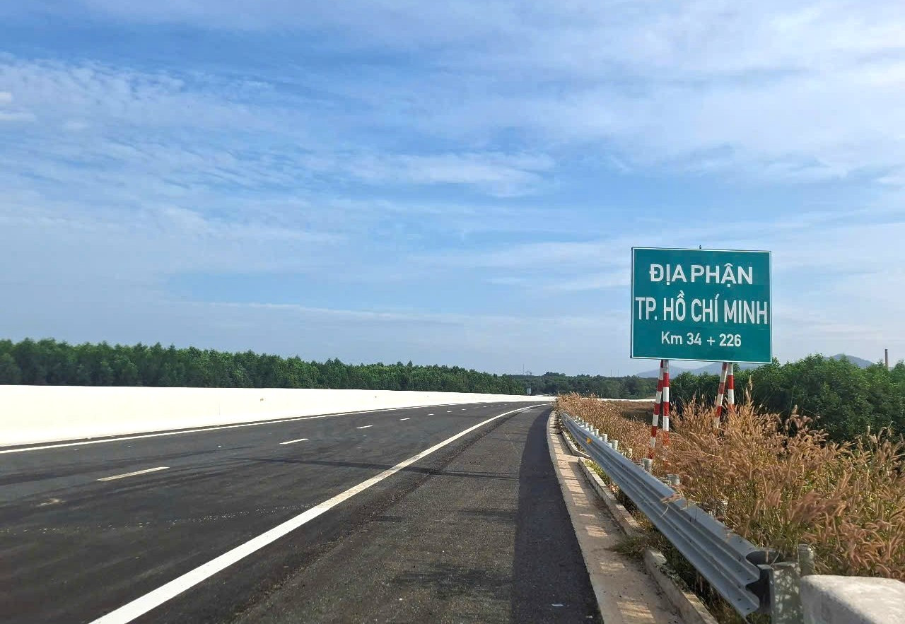 Cận cảnh cao tốc kết nối TPHCM với Đồng Nai sẽ thông xe trước Tết Nguyên đán - Ảnh 2