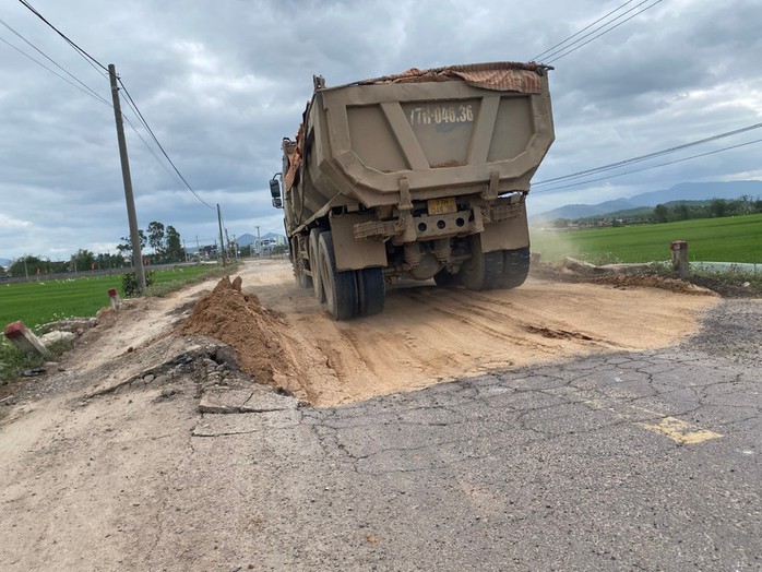 Yêu cầu siết chặt xe chở đất thi công sân bay Phù Cát vì cày nát tuyến ĐT 638 - Ảnh 1