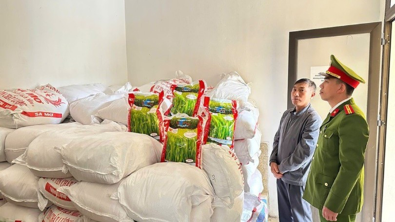 Triệt phá đường dây bán gạo giả nhãn hiệu 'Thơm Lài Sữa' - Ảnh 1