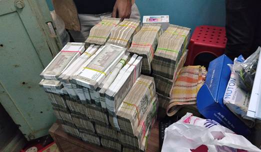 Đột kích hàng loạt kho hàng vận tải, tịch thu 29 kg vàng xếp đống trị giá 140 tỷ đồng và 8,7 tỷ tiền mặt có dấu hiệu lạ - Ảnh 2