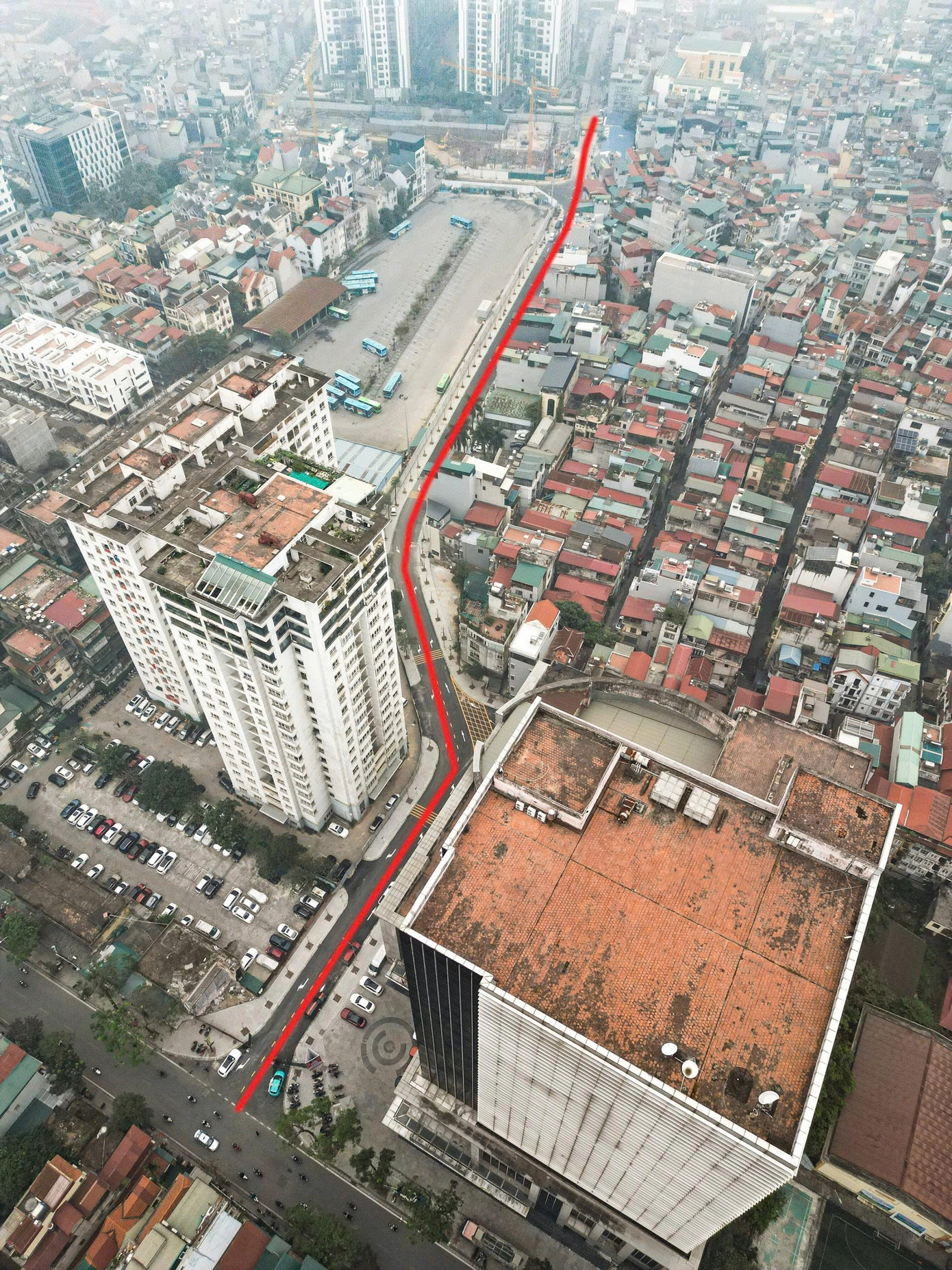 Cận cảnh 'đường cong mềm mại' vừa thông xe, gỡ điểm nóng giao thông vùng lõi Vĩnh Tuy - Ảnh 1