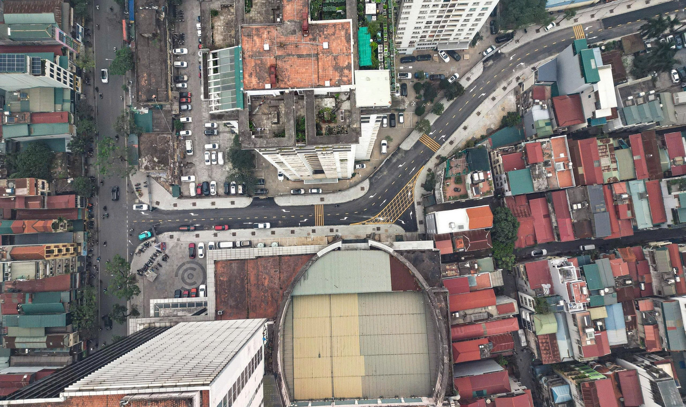 Cận cảnh 'đường cong mềm mại' vừa thông xe, gỡ điểm nóng giao thông vùng lõi Vĩnh Tuy - Ảnh 9