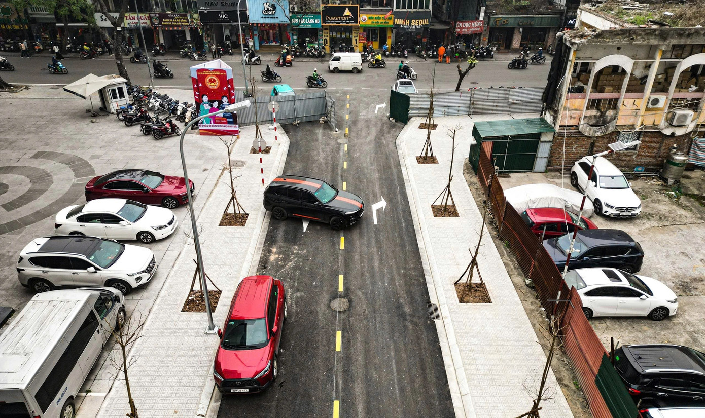 Cận cảnh 'đường cong mềm mại' vừa thông xe, gỡ điểm nóng giao thông vùng lõi Vĩnh Tuy - Ảnh 6