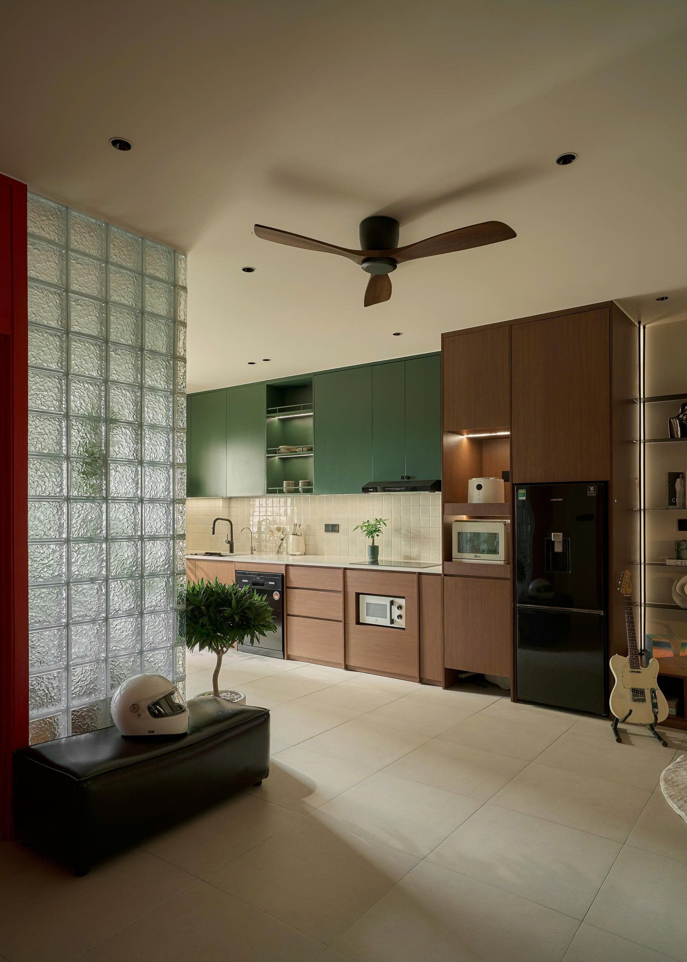 Căn hộ cũ 70m2 'lột xác' hoàn toàn nhờ đập thông các bức tường ngăn - Ảnh 10