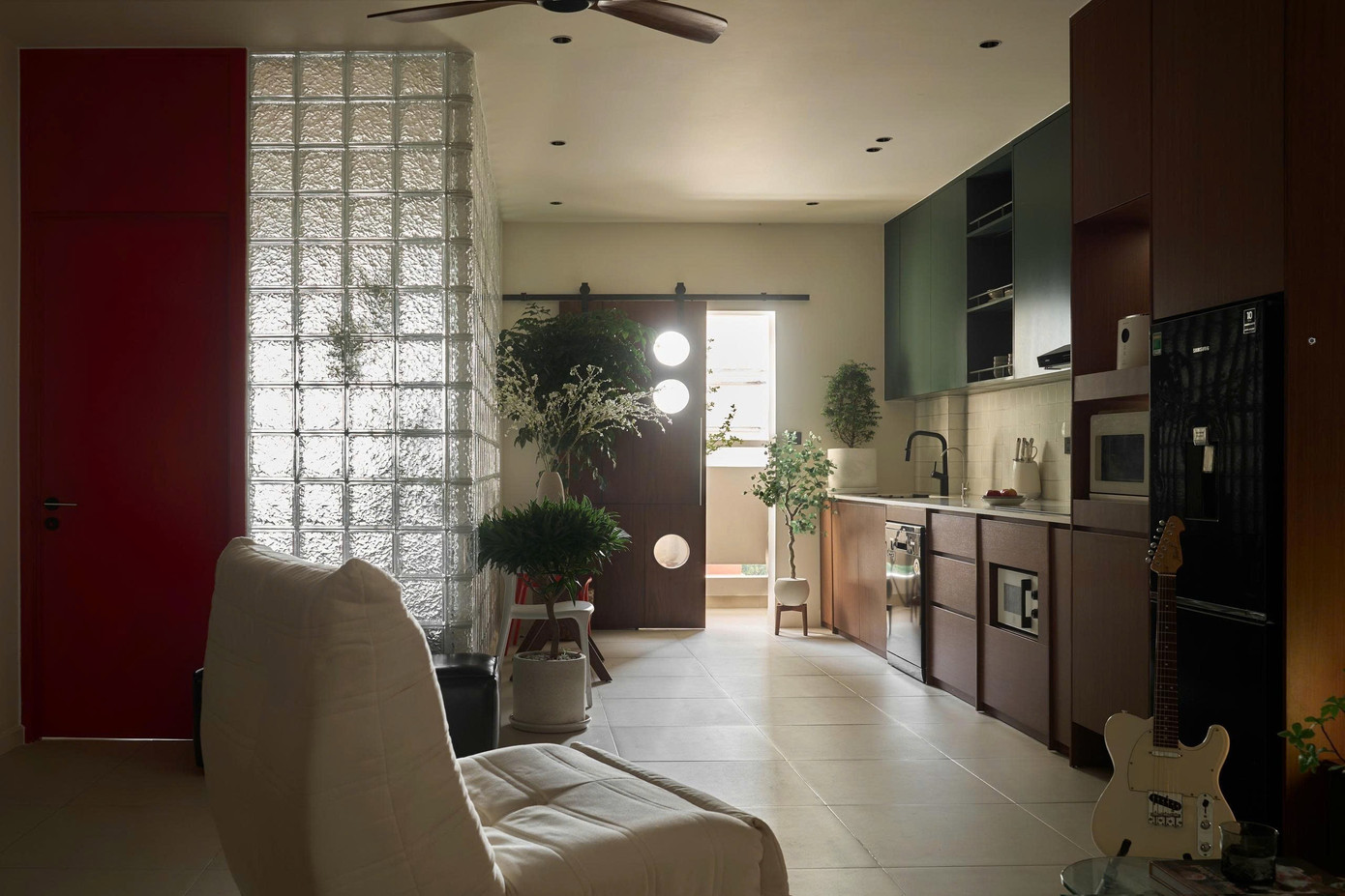 Căn hộ cũ 70m2 'lột xác' hoàn toàn nhờ đập thông các bức tường ngăn - Ảnh 8