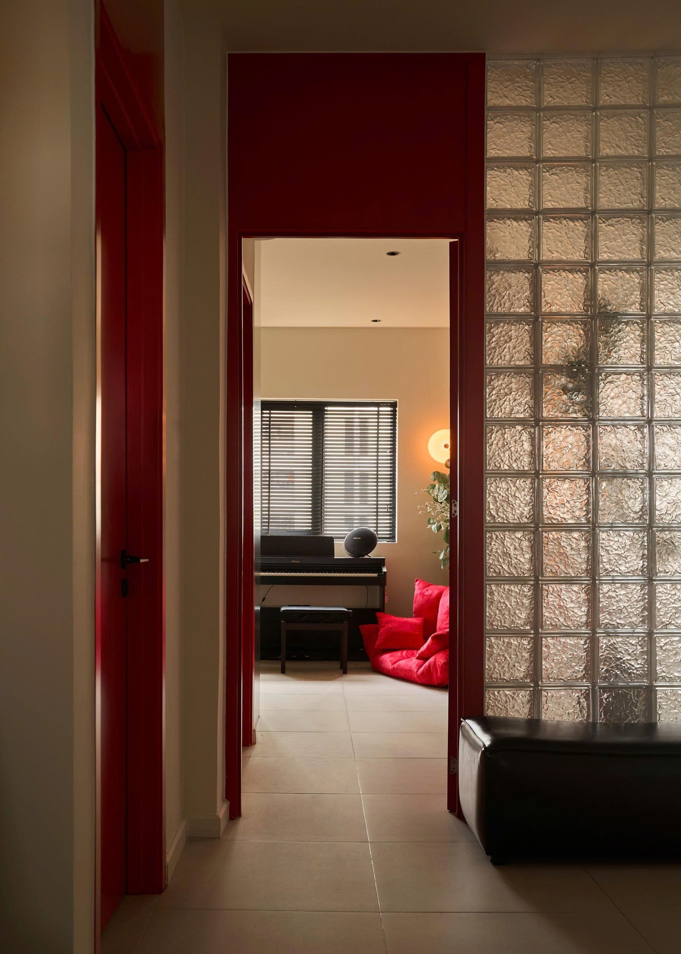 Căn hộ cũ 70m2 'lột xác' hoàn toàn nhờ đập thông các bức tường ngăn - Ảnh 14