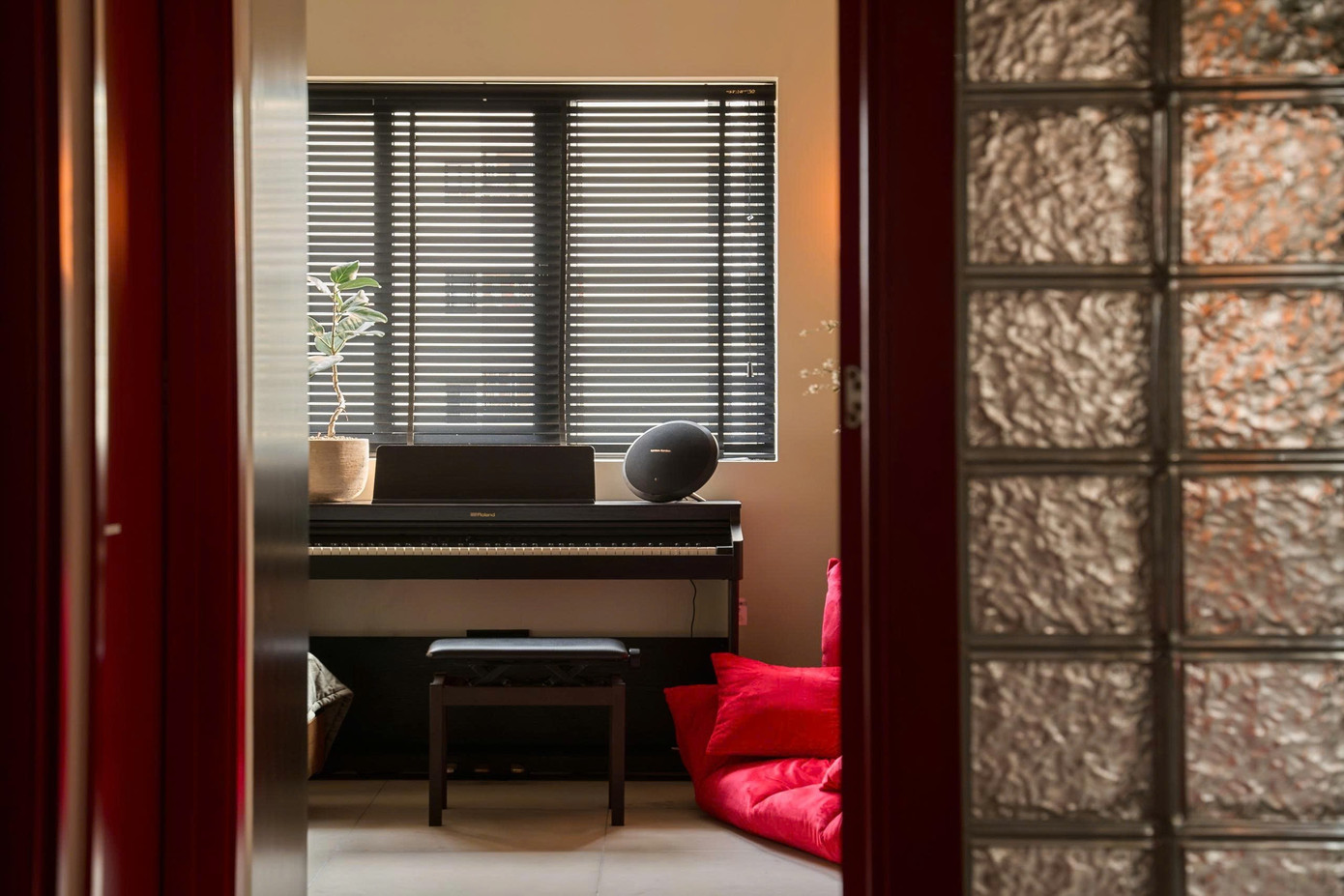 Căn hộ cũ 70m2 'lột xác' hoàn toàn nhờ đập thông các bức tường ngăn - Ảnh 15