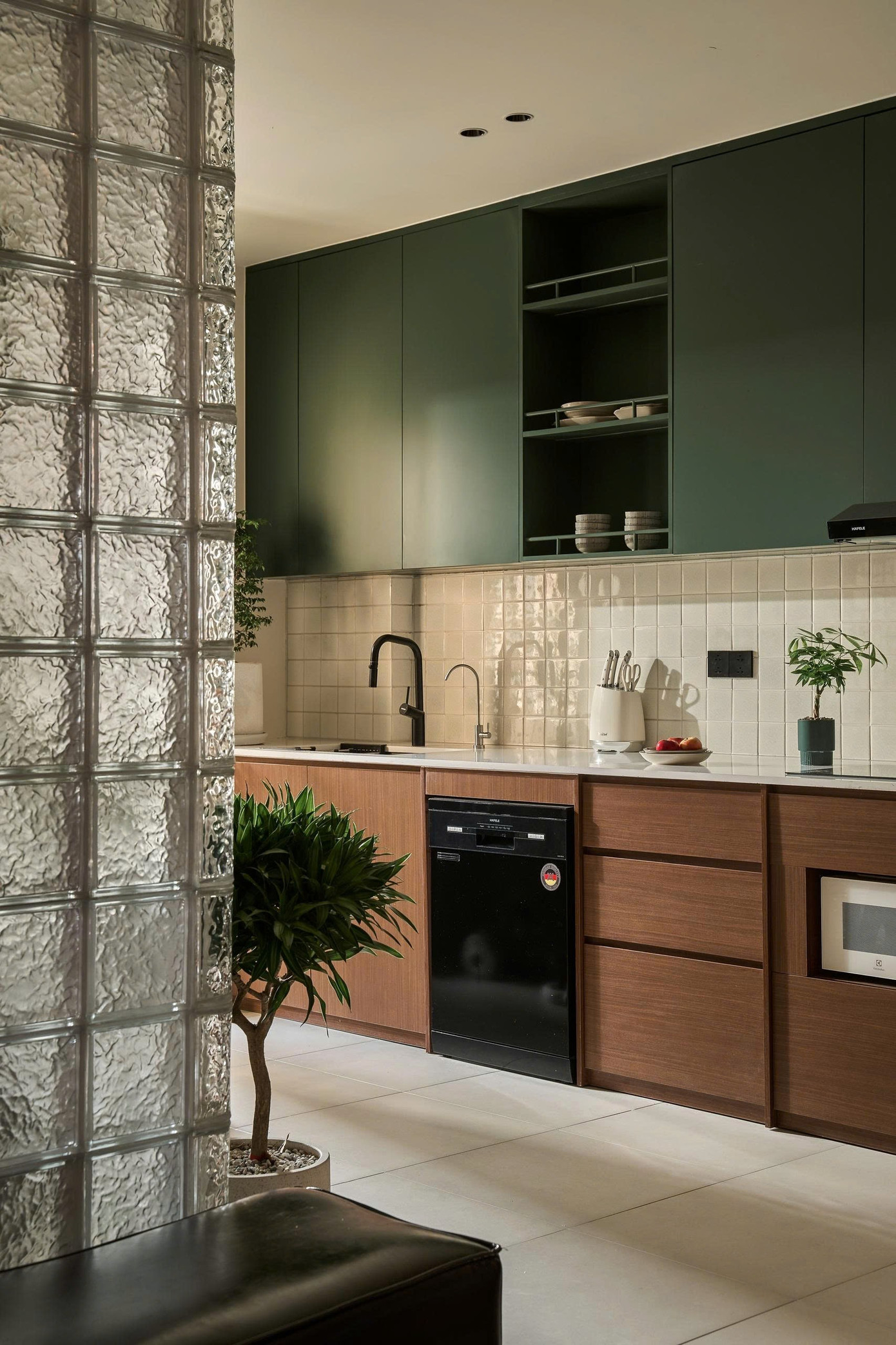 Căn hộ cũ 70m2 'lột xác' hoàn toàn nhờ đập thông các bức tường ngăn - Ảnh 12