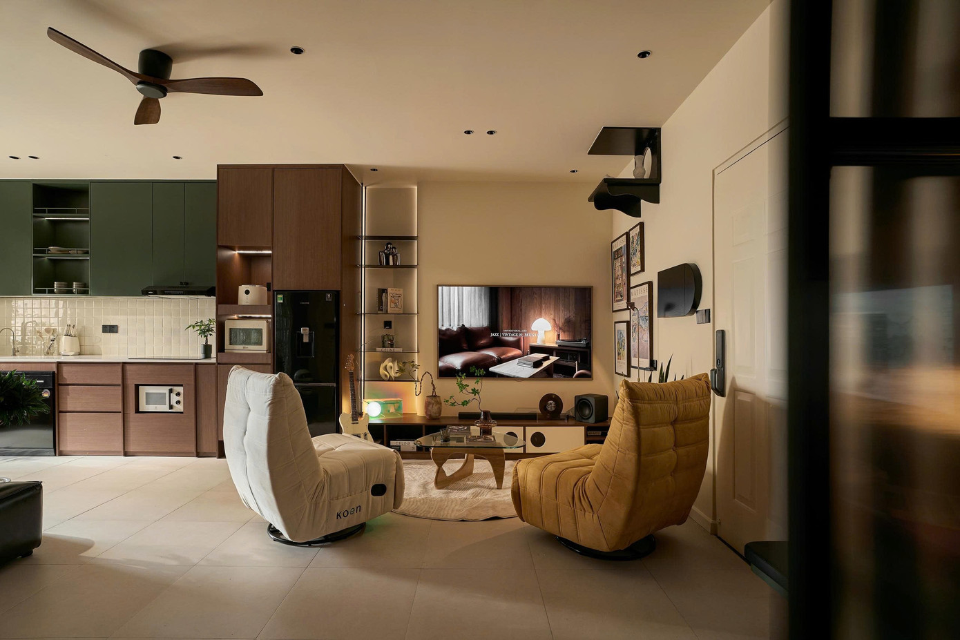 Căn hộ cũ 70m2 'lột xác' hoàn toàn nhờ đập thông các bức tường ngăn - Ảnh 1