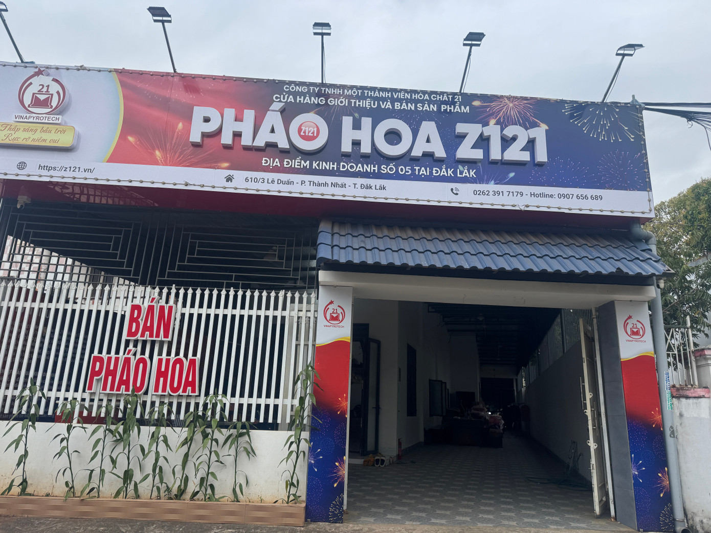 Pháo hoa Tết: Loạn giá, trắng hóa đơn - Ảnh 1