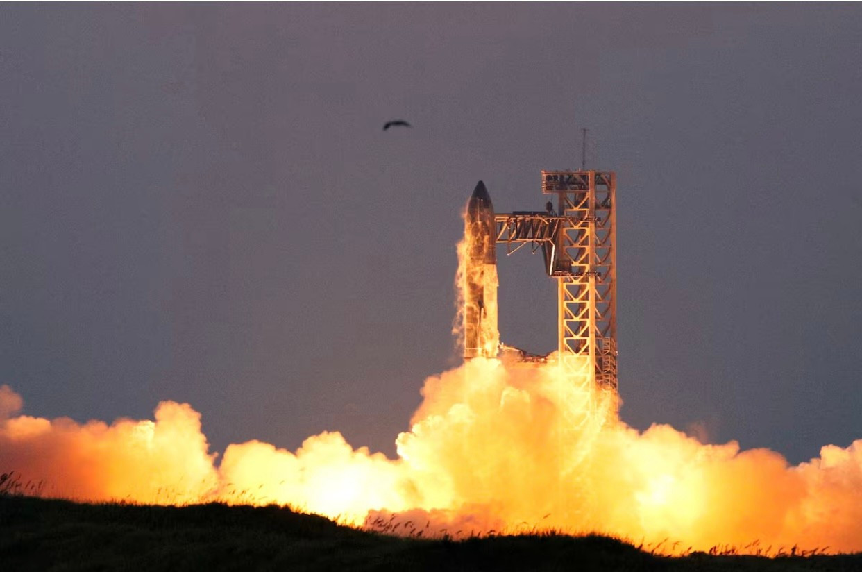 Tỷ phú Elon Musk ‘chơi lớn’ muốn phóng 1 triệu vệ tinh để cạnh tranh AI - Ảnh 1