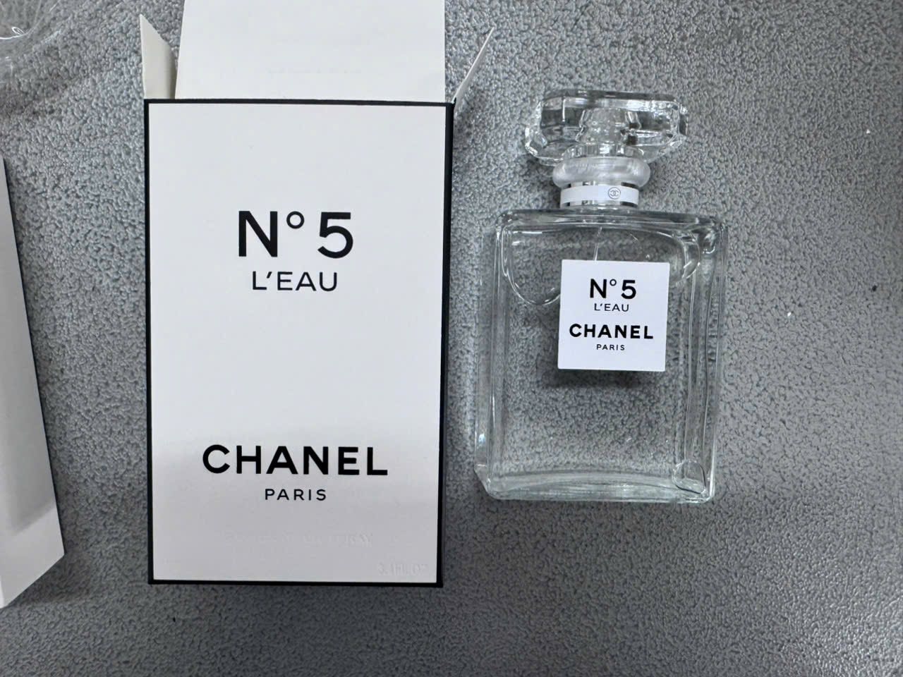 Công an vào cuộc, triệt phá đường dây tuồn 10.000 chai nước hoa giả ra thị trường, quy mô hàng chục tỷ - Ảnh 4