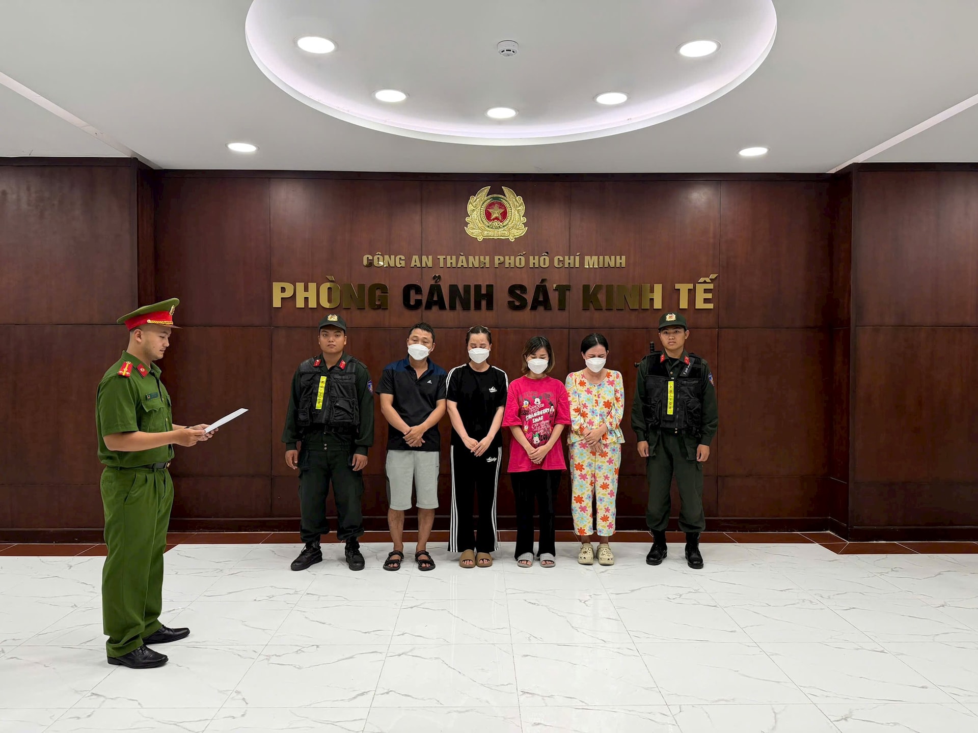 Công an vào cuộc, triệt phá đường dây tuồn 10.000 chai nước hoa giả ra thị trường, quy mô hàng chục tỷ - Ảnh 1