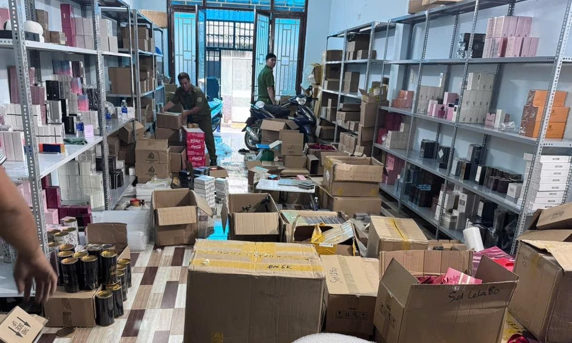 Công an vào cuộc, triệt phá đường dây tuồn 10.000 chai nước hoa giả ra thị trường, quy mô hàng chục tỷ - Ảnh 2