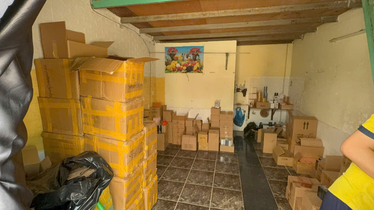 Công an vào cuộc, triệt phá đường dây tuồn 10.000 chai nước hoa giả ra thị trường, quy mô hàng chục tỷ - Ảnh 3