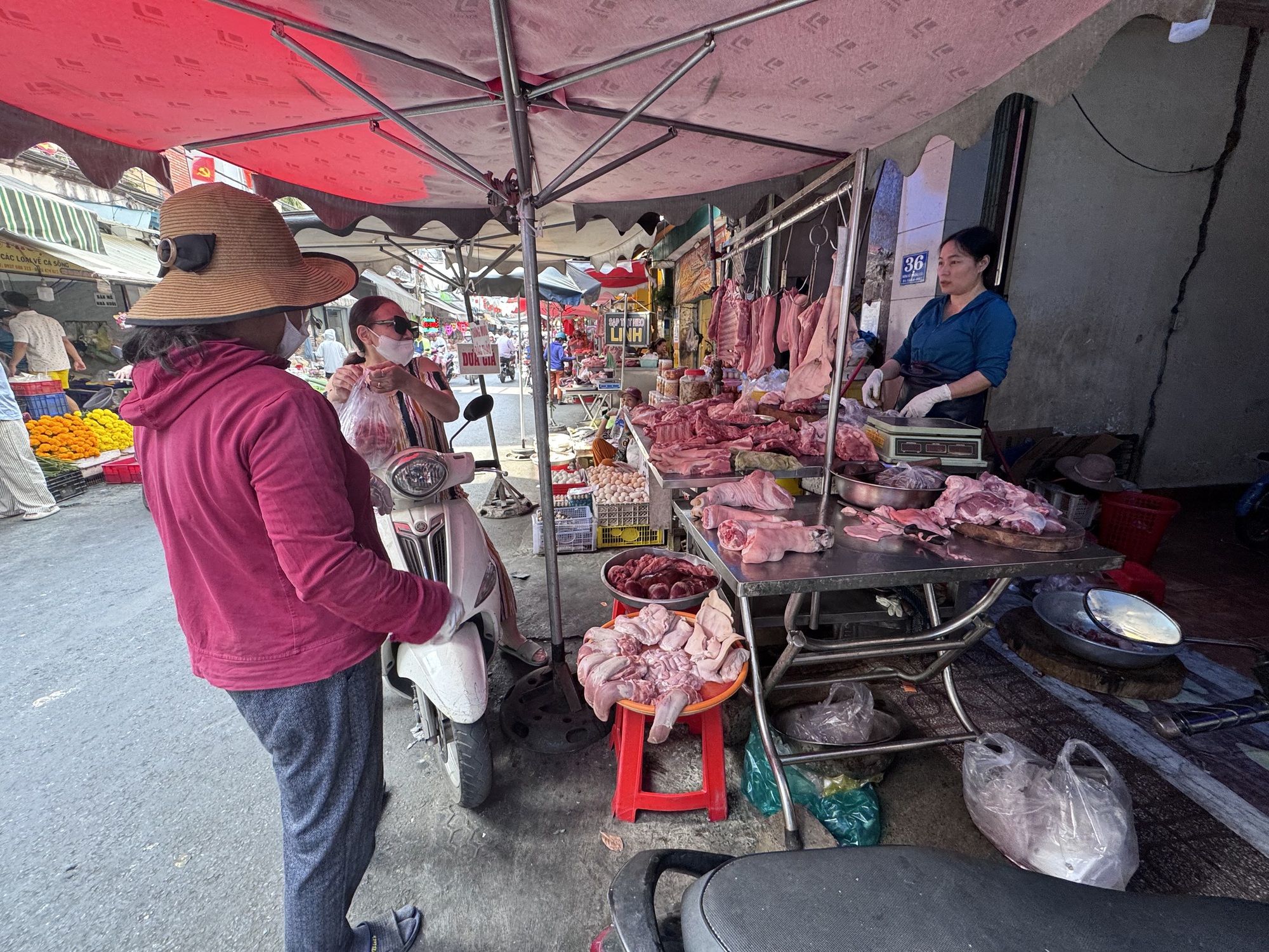 Giá thịt heo ở chợ lẻ cao gần gấp đôi chợ đầu mối - Ảnh 1