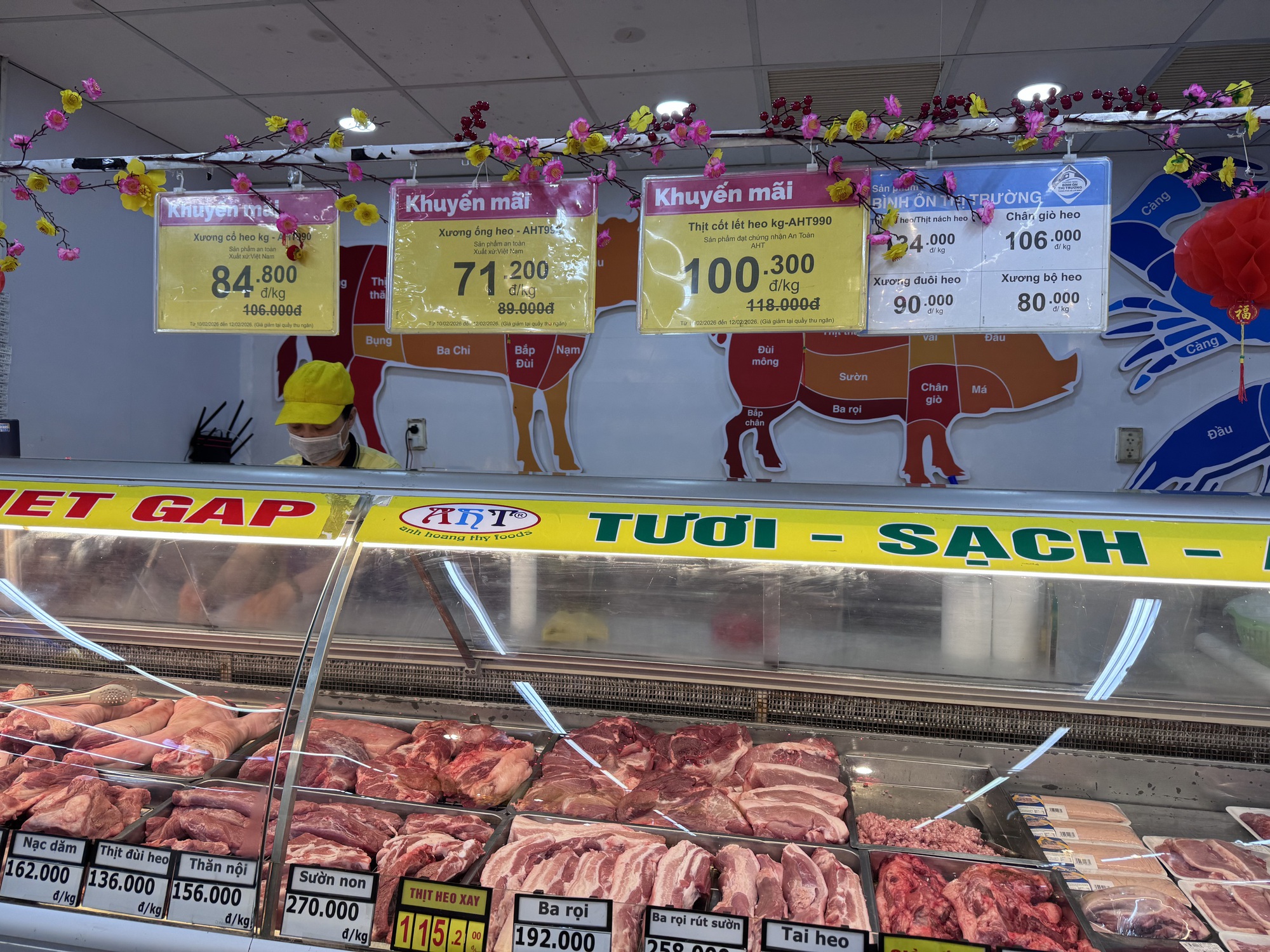 Giá thịt heo ở chợ lẻ cao gần gấp đôi chợ đầu mối - Ảnh 2