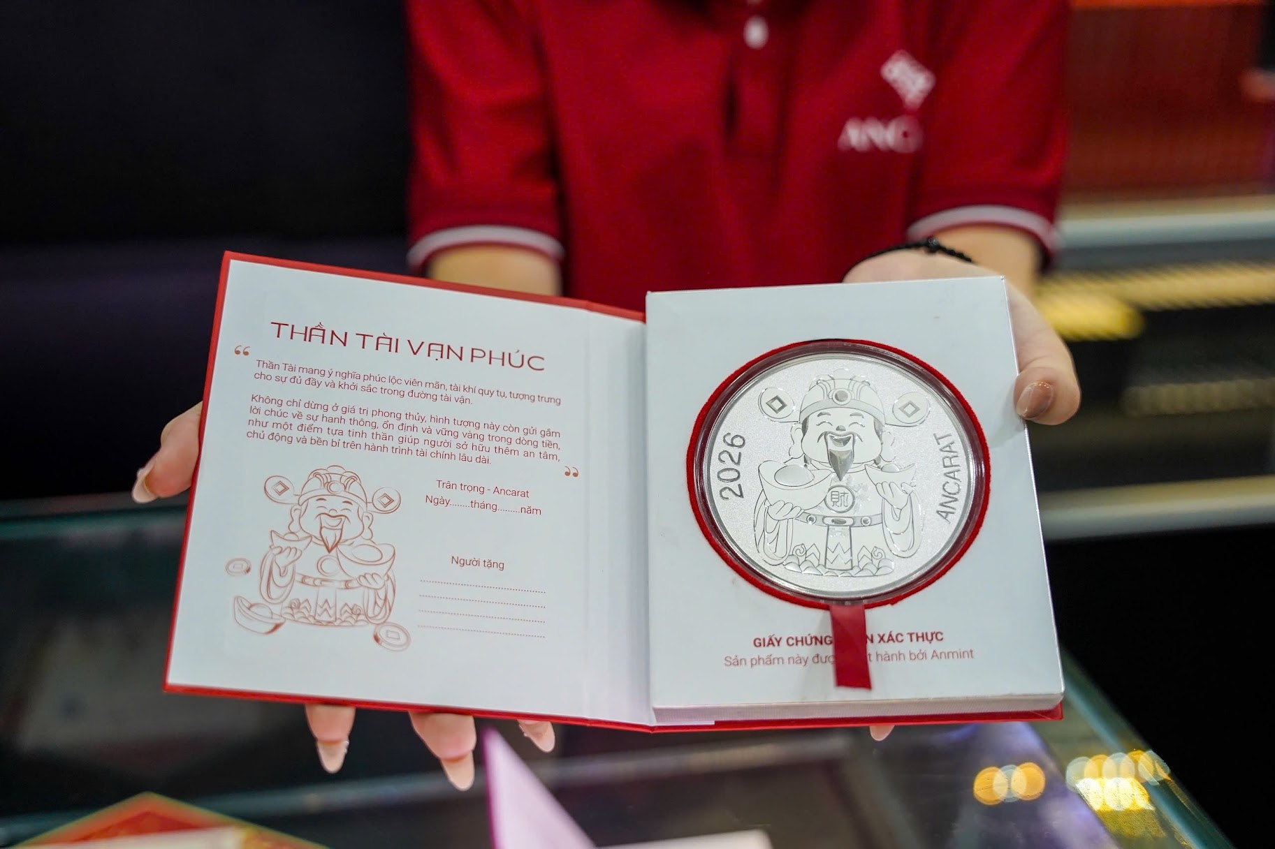 Sinh viên xếp hàng lấy tem phiếu mua vàng bạc ngày vía Thần Tài với thù lao 150.000 đồng/lượt - Ảnh 3