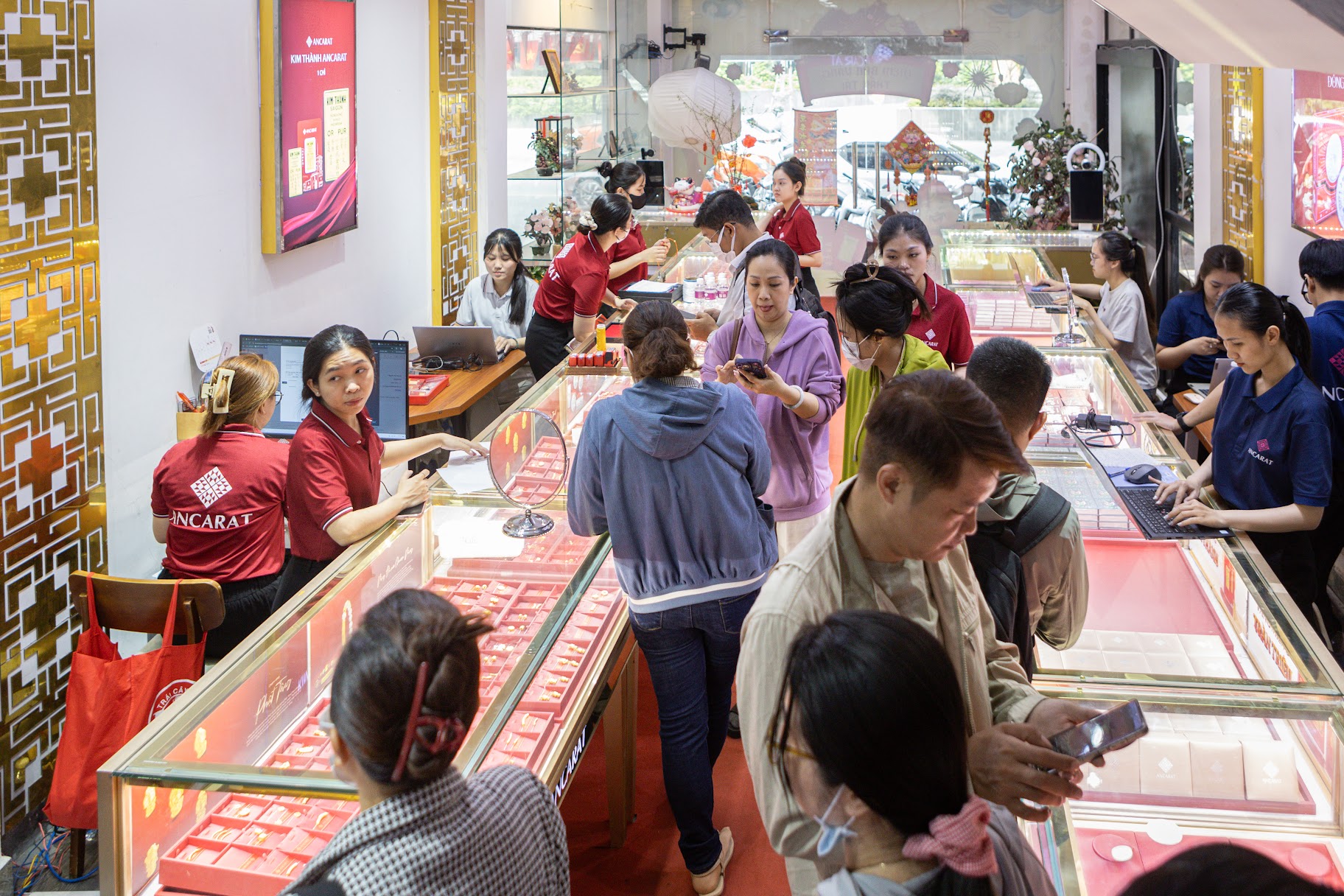 Sinh viên xếp hàng lấy tem phiếu mua vàng bạc ngày vía Thần Tài với thù lao 150.000 đồng/lượt - Ảnh 2