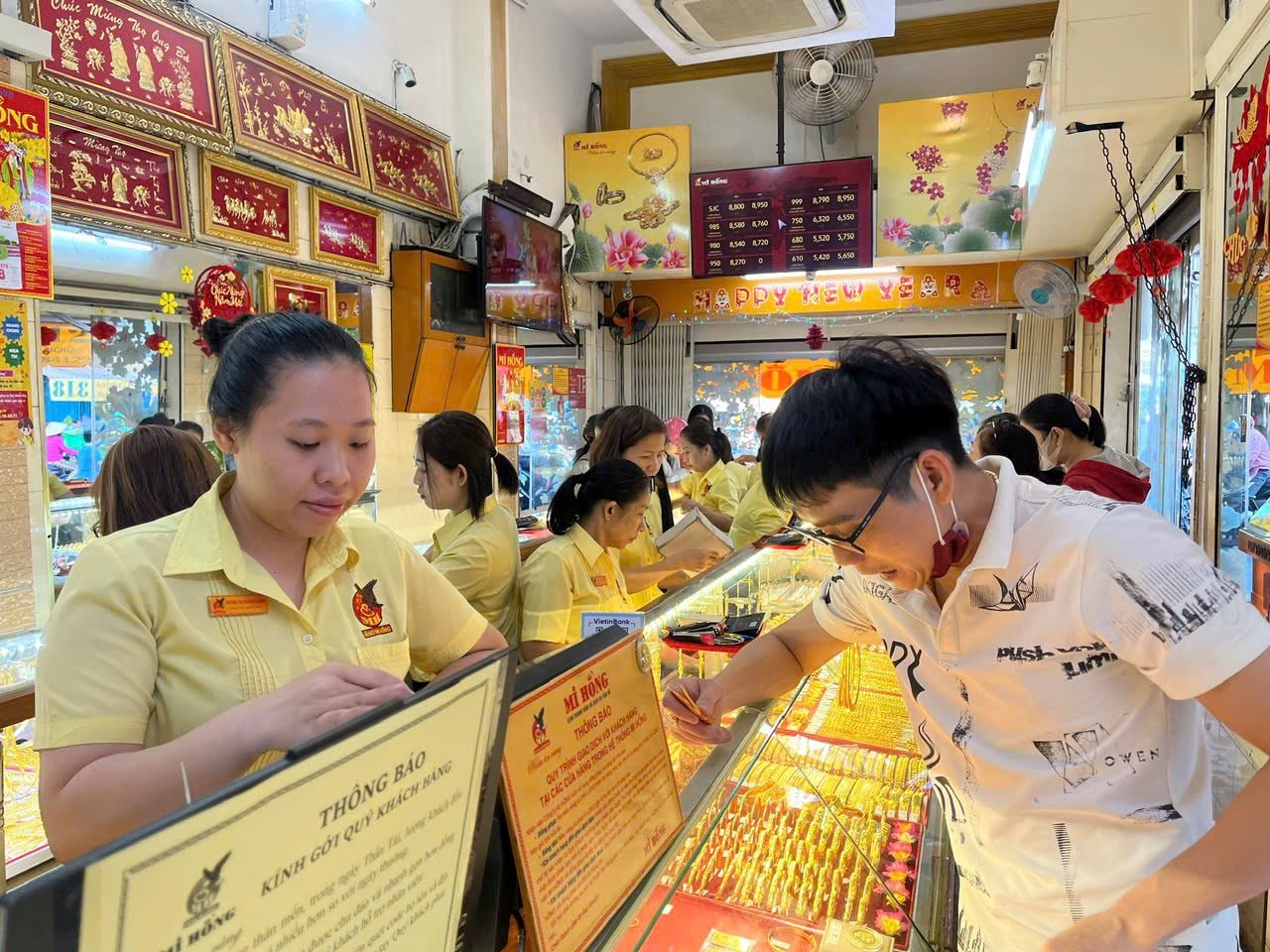 Ngay Tết, hàng loạt cửa hàng vàng ra thông báo nóng - Ảnh 1