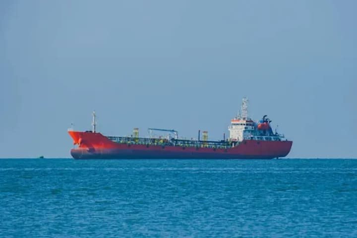 Nga thử lệnh phong toả của Mỹ, điều tàu chở 200.000 thùng dầu tới quốc đảo xa xôi: Thế giới 'nín thở' chờ kết quả - Ảnh 1