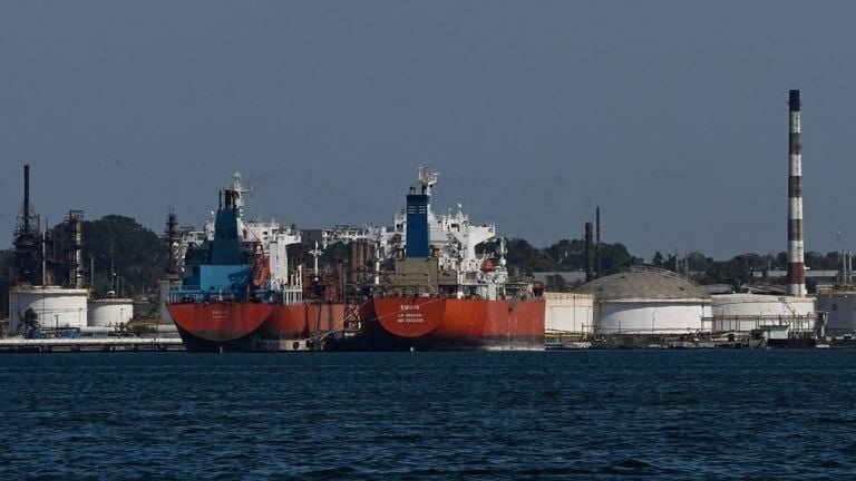 Mỹ bất ngờ nới lỏng lệnh hạn chế dầu mỏ với Cuba - Ảnh 1