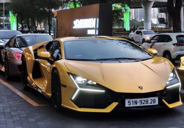 Lamborghini Revuelto đầu tiên tại Việt Nam ra biển: Xe đắt ngang 4 căn chung cư cao cấp nhưng tiền biển 'check var' xong mới bất ngờ - Ảnh 1