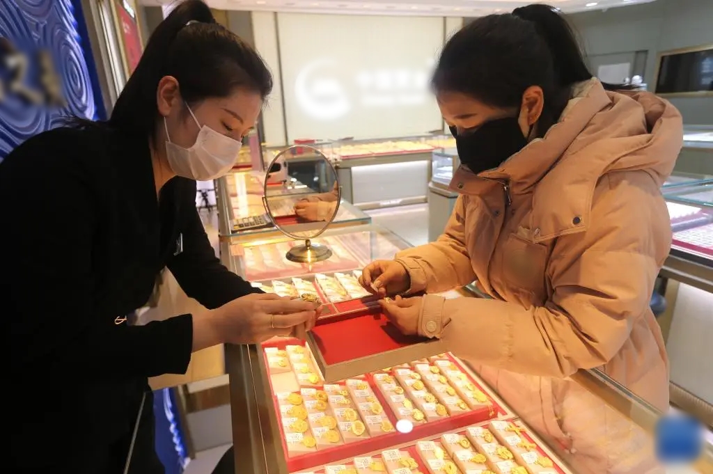 Cặp vợ chồng bán nhà, mang 5,6 tỷ đi mua vàng giữa lúc giá đạt đỉnh, nhân viên lập tức dừng giao dịch - Ảnh 1