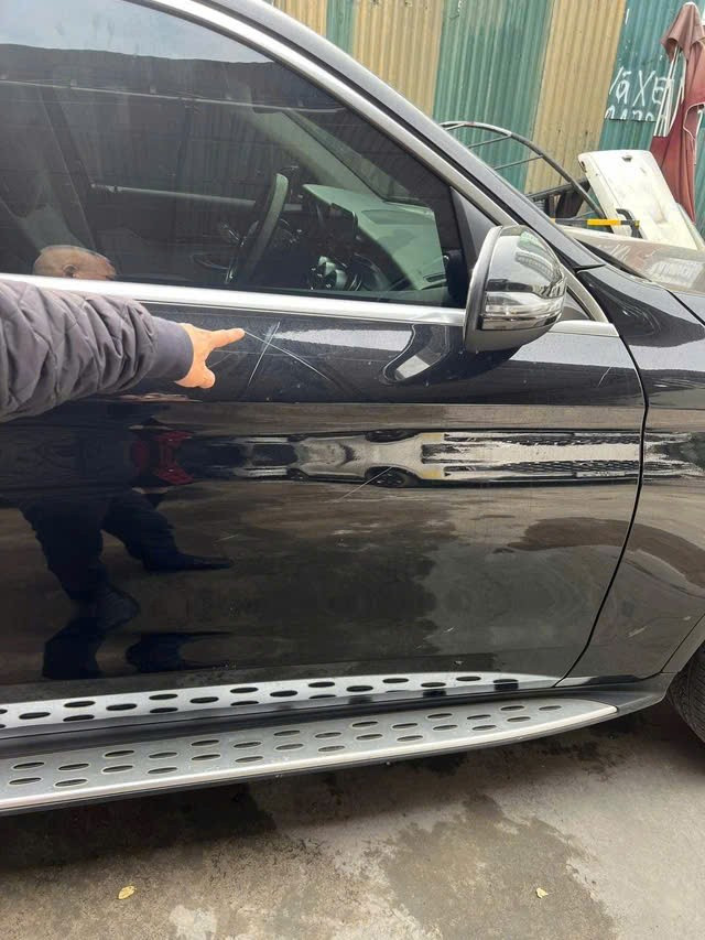 Thông tin mới vụ xe Mercedes bị cào xước, bẻ gương, đập kính khi đỗ trước trung tâm tiếng Anh - Ảnh 1