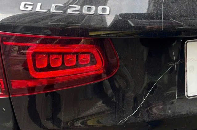 Thông tin mới vụ xe Mercedes bị cào xước, bẻ gương, đập kính khi đỗ trước trung tâm tiếng Anh - Ảnh 2