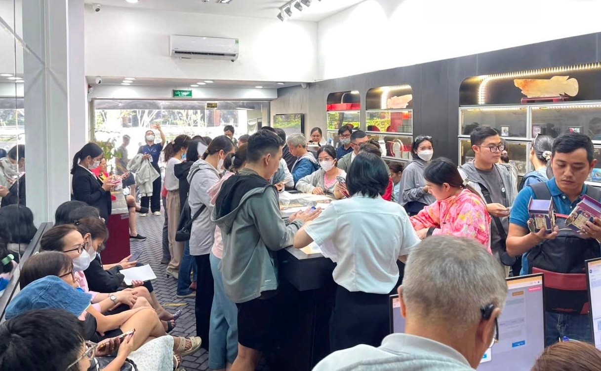 Giá bạc tăng mạnh trước ngày vía Thần Tài, thị trường bắt đầu nhộn nhịp - Ảnh 1