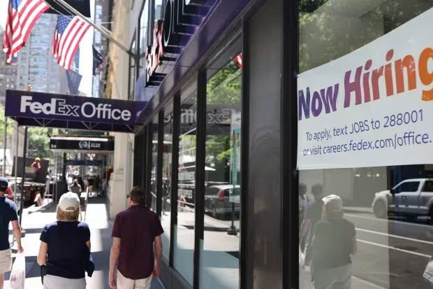 Số việc làm tháng 1 tại Mỹ cao hơn gấp đôi dự báo, thất nghiệp giảm nhẹ: Fed sẽ tiếp tục giữ nguyên lãi suất? - Ảnh 1