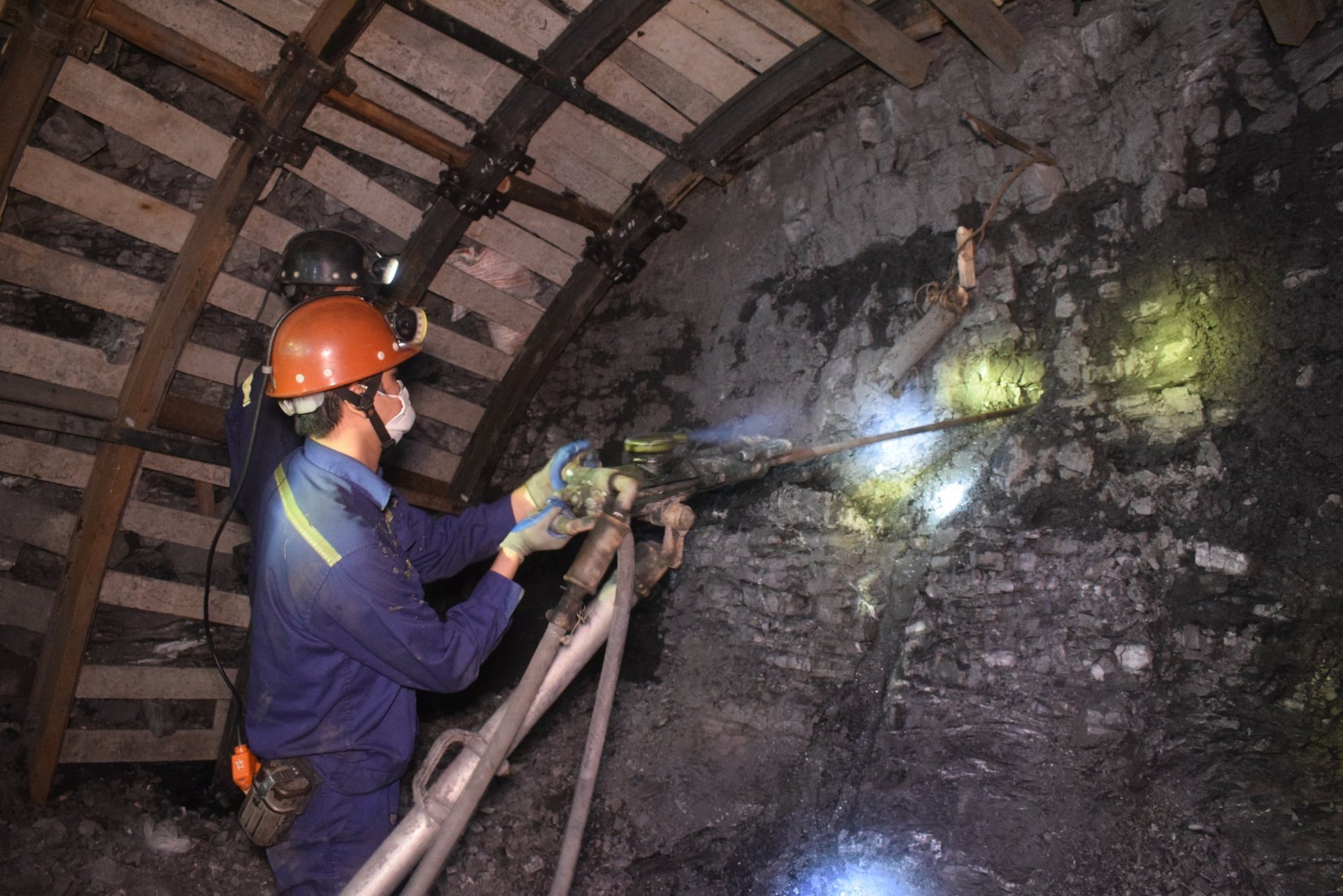 Hơn 13.500 thợ lò thu nhập trên 300 triệu/năm, cá biệt có người nhận 700 triệu - Ảnh 1