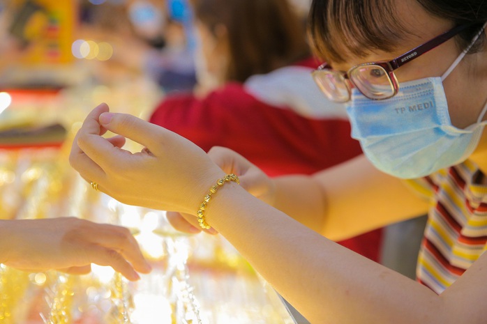 Khách giao dịch vàng từ 5 triệu đồng trở lên phải chuyển khoản - Ảnh 1